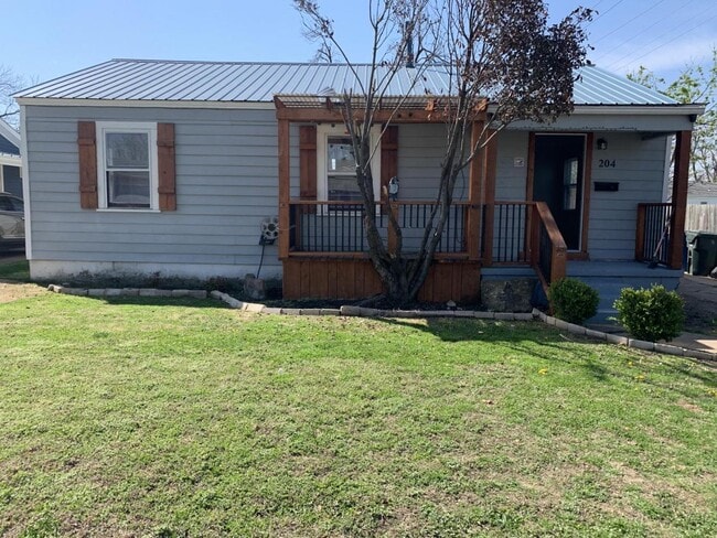 Photo - 204 E Fairchild Dr House