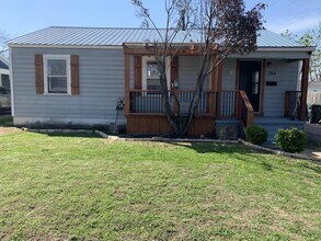 Building Photo - 204 E Fairchild Dr