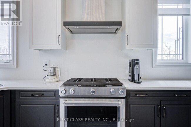 Building Photo - 376 Seaview Heights