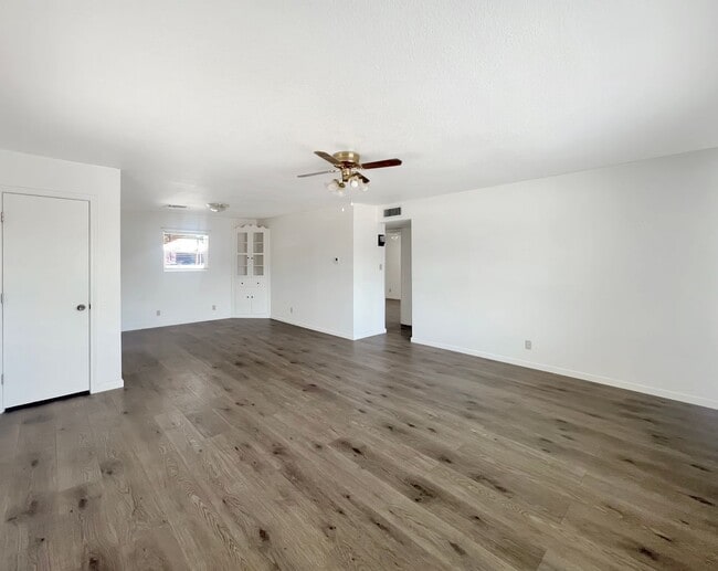 Building Photo - 1000 E Llano Dr