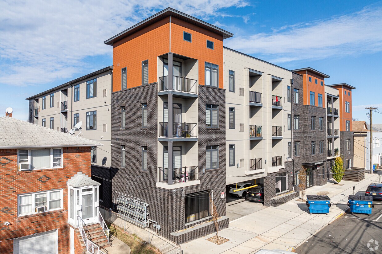 Primario - 40-46 W Price St