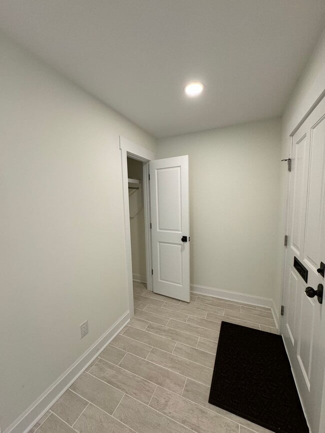 Building Photo - GORGEOUS NEW CONSTRUCTION GARDEN UNIT-PARK...