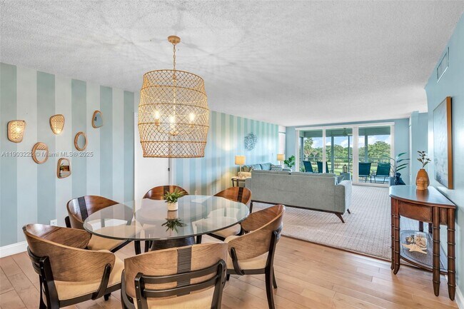 Foto del edificio - 808 Cypress Blvd