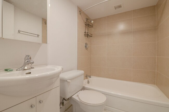 Building Photo - 1975 Maisonneuve Blvd W