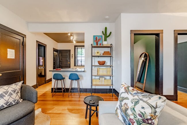 Building Photo - 1708 W Waveland Ave