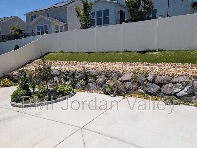 Building Photo - 2123 Wallflower Dr