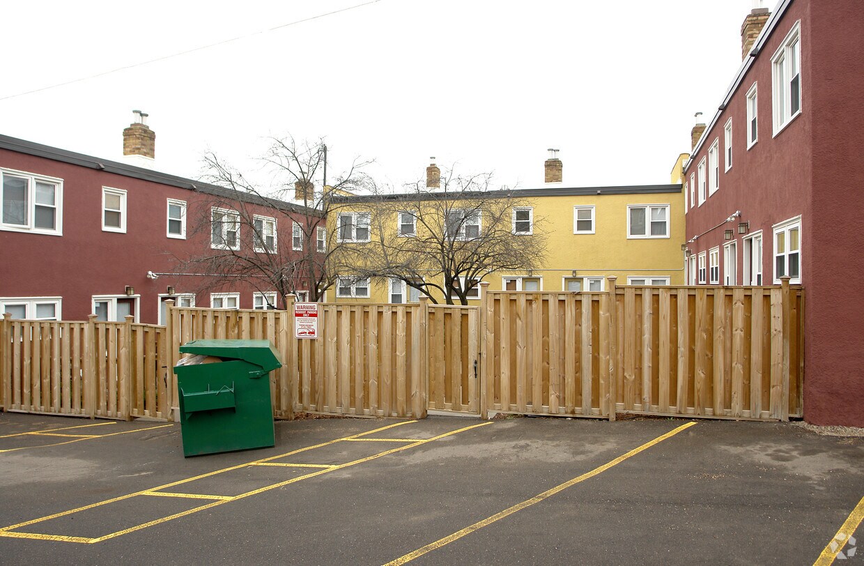 Building Photo - 2052 Saunders Ave
