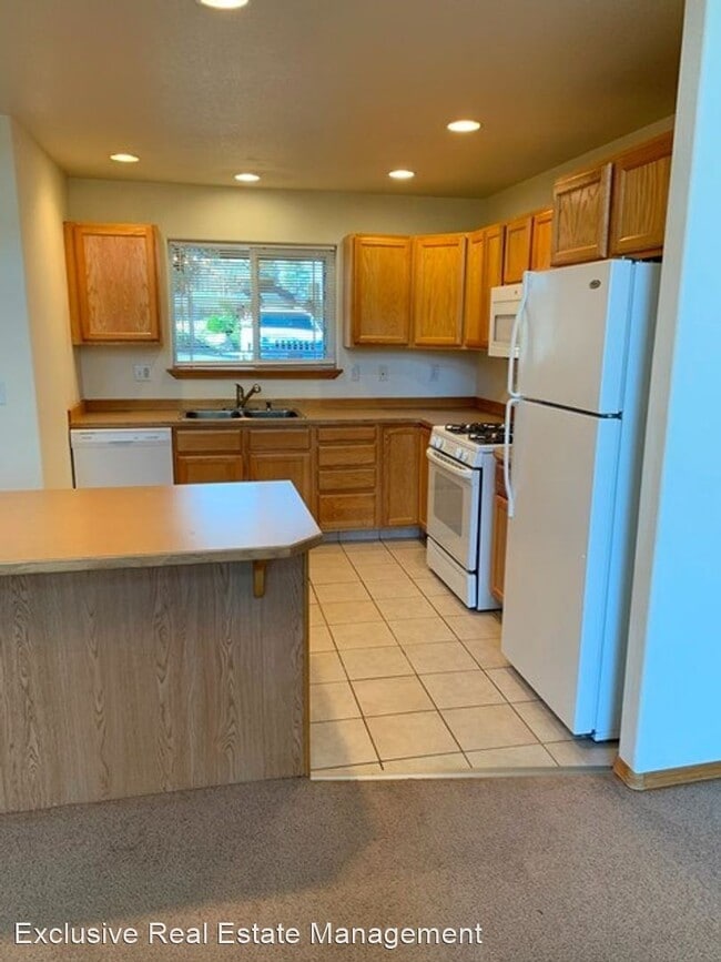 Building Photo - 4 br, 3.5 bath House - 5029 Falcon Drive