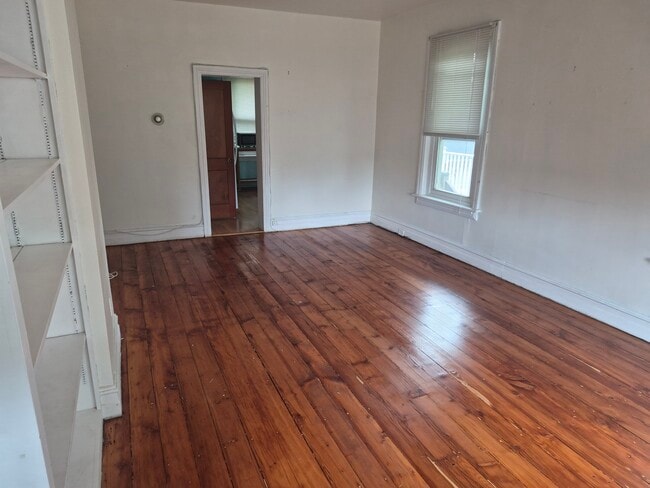 Living room - 417 W Walnut St