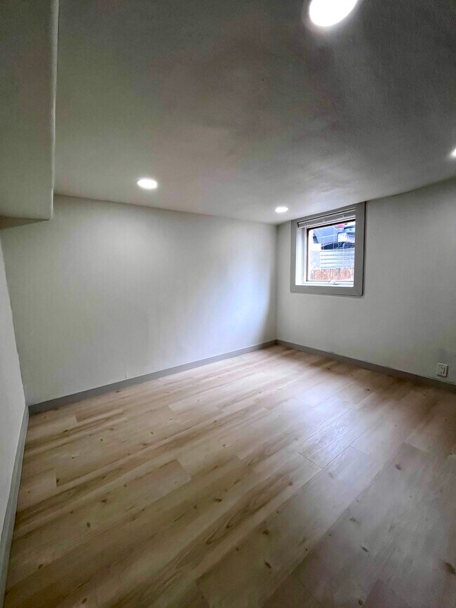 Ventana de salida - 3909 Hayes Ave