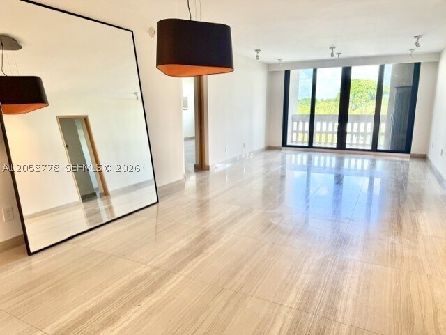 Foto del edificio - 90 Edgewater Dr