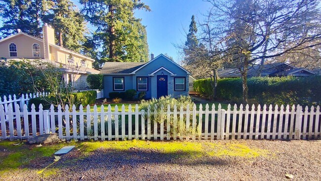 Building Photo - Charming Cottage in First Addition in Lake...