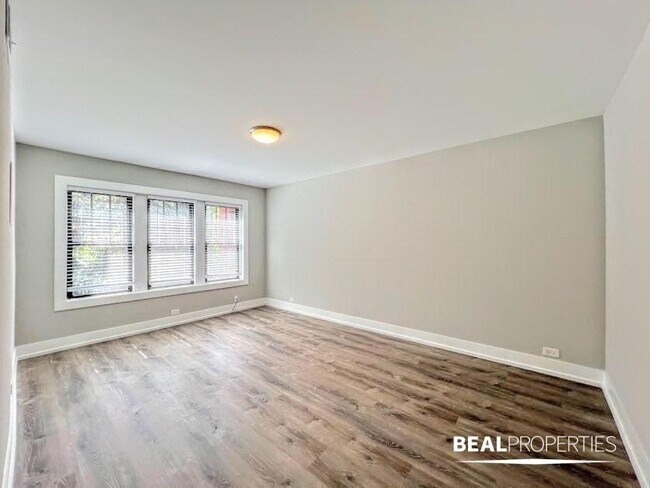 Building Photo - 2 bedroom in EVANSTON IL 60202