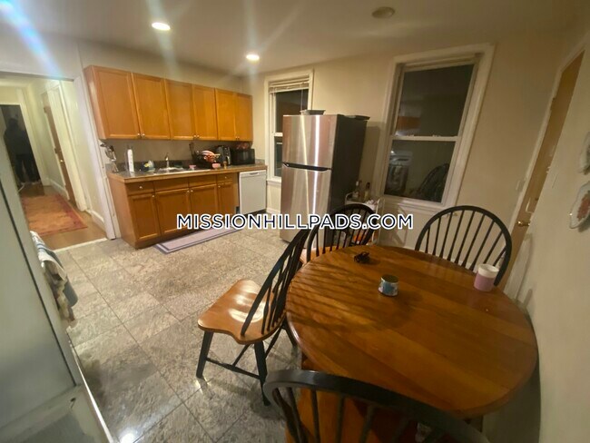 Building Photo - 21 Bucknam St