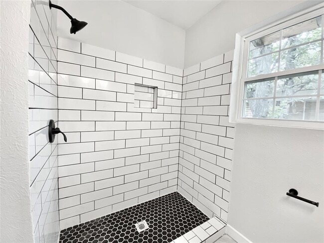Building Photo - 923 Fernwood Ave