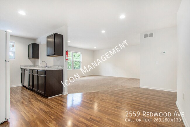 Foto del edificio - 2559 Redwood Ave