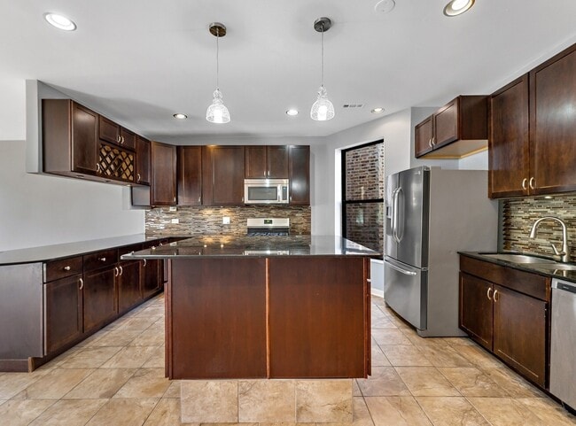 Building Photo - 4144 S King Dr