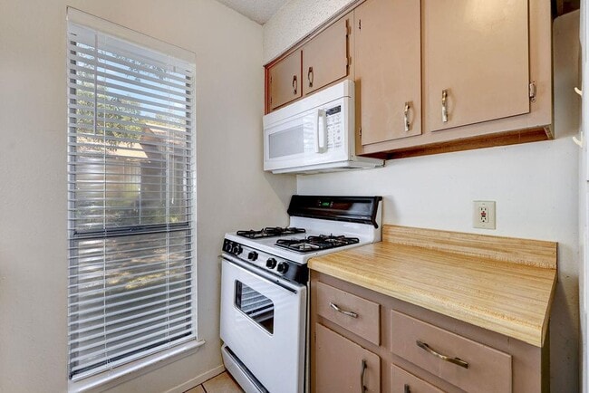 Building Photo - 5619 Clay Ave