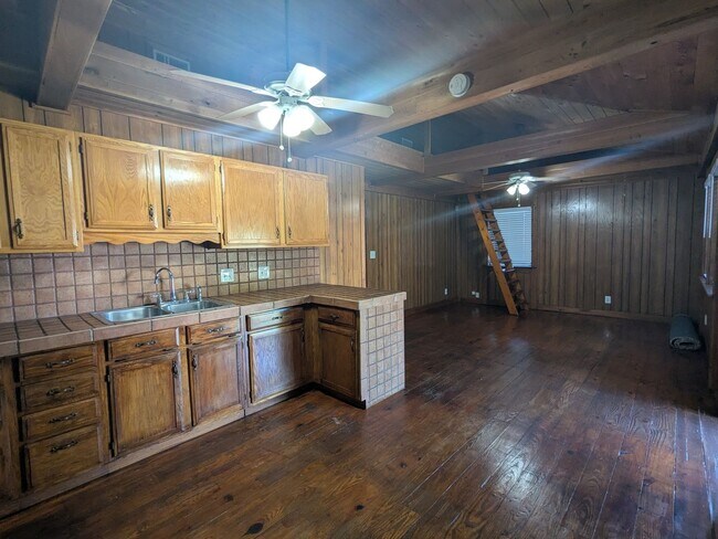 Building Photo - 2/1 Florida charm home in the heart of Palm Springs!