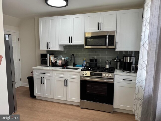 Building Photo - 6302 Hegerman St