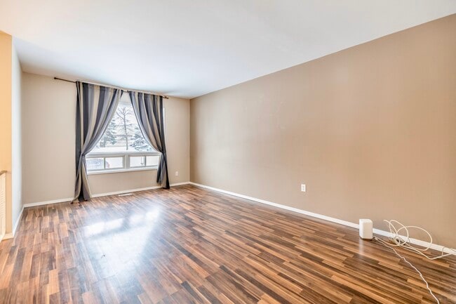 Building Photo - 665 David St