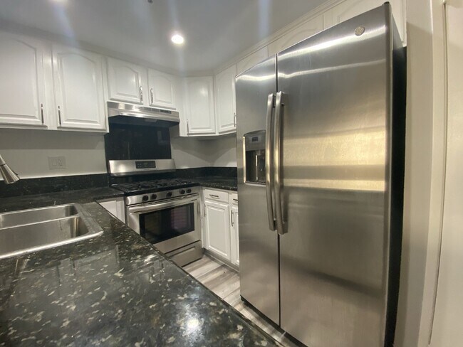 Foto del edificio - 2 + 2 Spacious Condo in Prime NoHo Locatio...