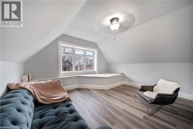 Building Photo - 120 Robinson St