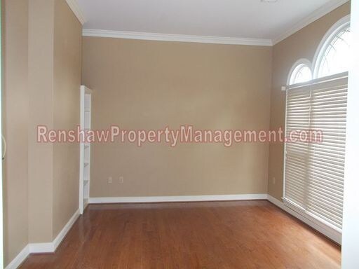 Building Photo - 2200 Lake Page Dr