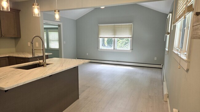 Foto del edificio - 36 Grove Beach Rd S