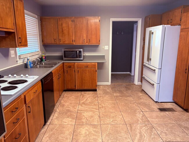 Foto del edificio - Cozy 4BR One Level Home with Extra Storage...