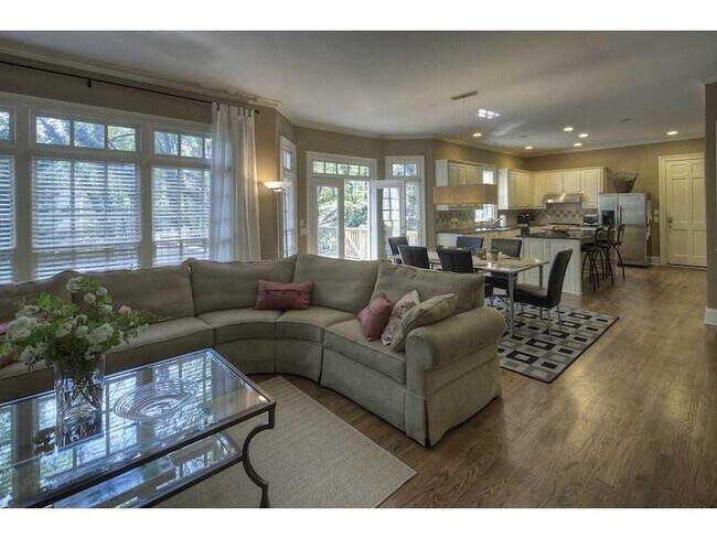 Foto del edificio - 2181 McKinley Rd NW