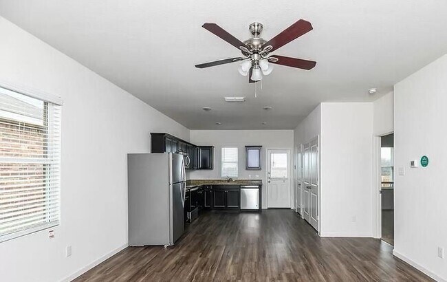 Foto del edificio - 6125 Harrah Ln