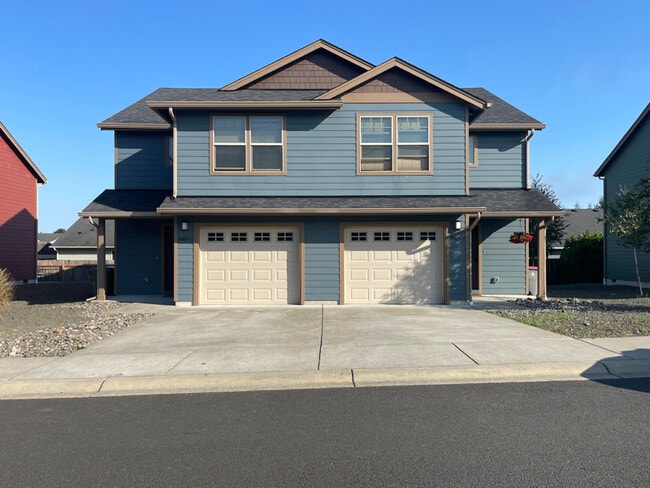 Building Photo - 1009 SW Juniper Gdns Ln