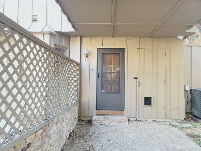 Foto del edificio - MIDTOWN 2/2.5 w/ Large Fenced Yard, Deck, Washer/Dryer, & Huge Bedrooms! Avail NOW for $1495/month!