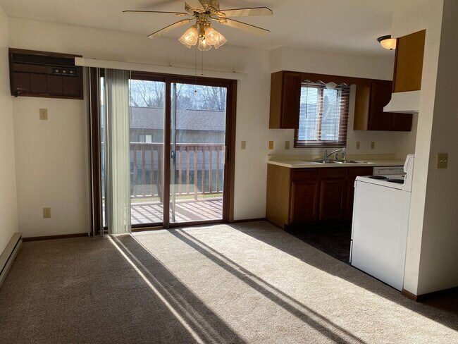 La terraza tiene vistas a un patio privado. - 833 Bridgewater Ave