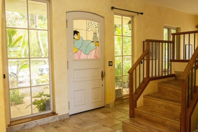 Foto del edificio - 592 Kaupakalua Rd