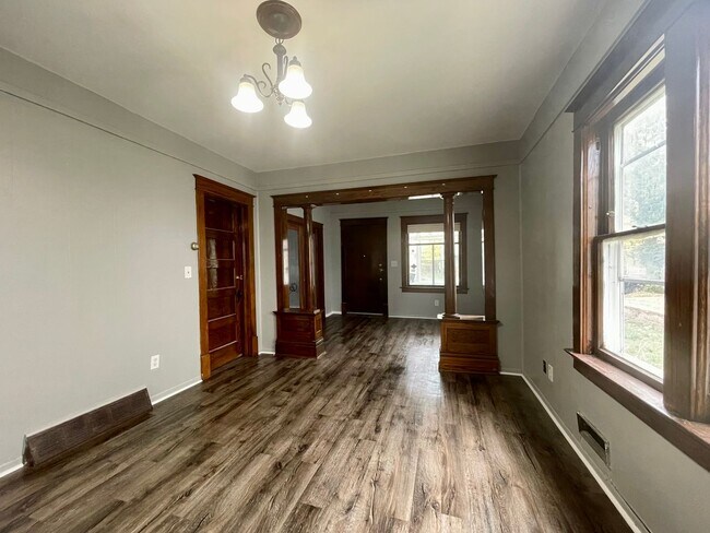 Foto del edificio - Bright and Charming 5 Bedroom 1.5 Bathroom...