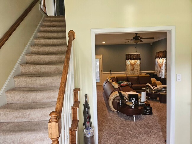 Building Photo - Beautiful unfurnished 4 bedroom, 2.5 bath ...