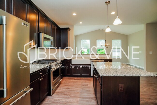 Building Photo - 2480 Ridgeway Ave