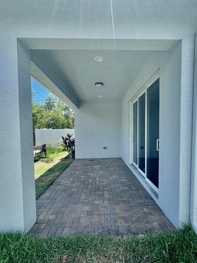Building Photo - 1029 Mango Dr