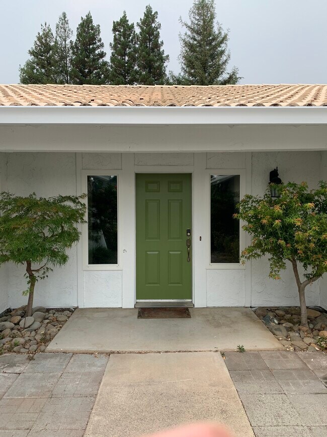 Entrada principal - 2430 Lake Redding Dr