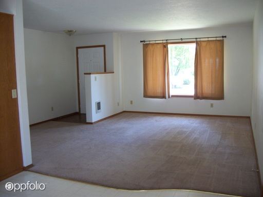 Building Photo - 933 SE Villard St
