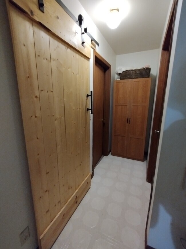 Pasillo hacia el baño y las habitaciones - 704 Ware St