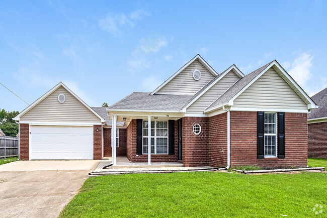 Building Photo - 122 Royal Oaks Dr