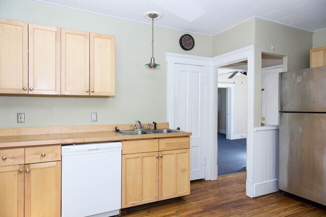 Photo - 1-5 Pine Pl Apartments