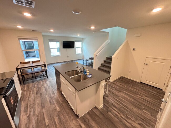 Foto del edificio - Charming 3Bed/2.5Bath/2Car Townhouse located in Northwest Las Vegas