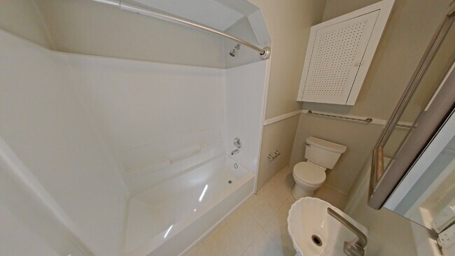 Building Photo - "1-Bedroom Retreat in the Heart of Mt Clemens – 650 Sq. Ft. of Cozy Living!"