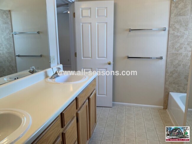Foto del edificio - An awesome find with this townhome located...