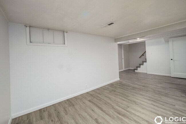 Foto del edificio - 761 700 W
