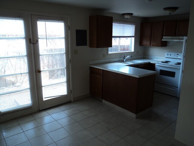 Building Photo - 2420 Clearview Ave